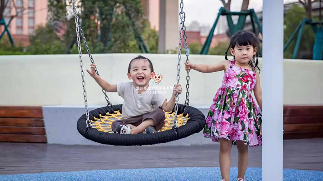 戶(hù)外游樂(lè)設(shè)備秋千