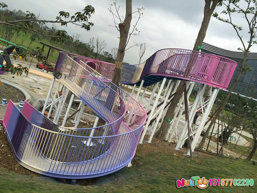 如何正確選擇兒童游樂設(shè)備廠家？從這幾點(diǎn)出發(fā)準(zhǔn)沒錯