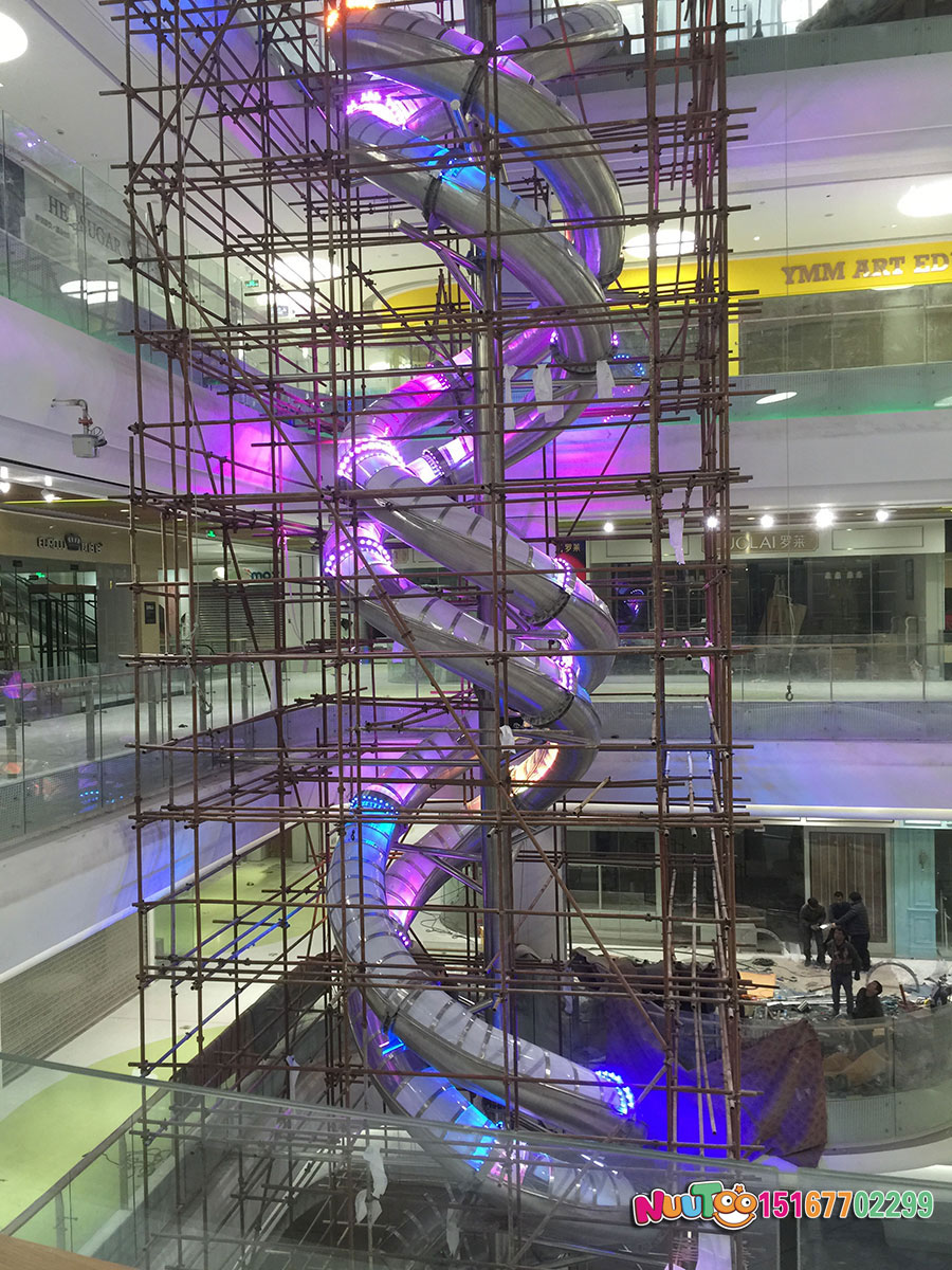 不銹鋼滑梯廠家對圍欄有什么要求？有這三個設(shè)計要求